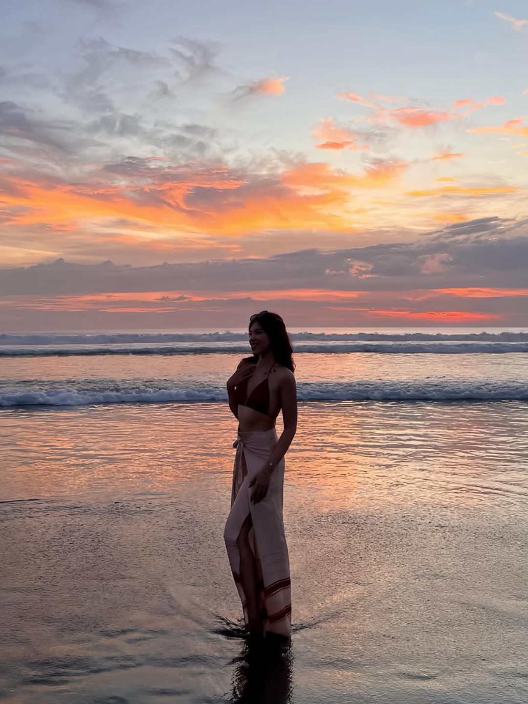 Serving moments.
Front row to sunset.
Beanbags facing the horizon.

Stay for one drink.
Leave when the sky goes dark.

Open daily from 10AM till late.
Free entry.